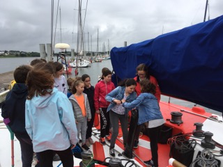Visite du bateau Jolokia et rencontre avec des membres de l’équipage pour les CE2, CM1 et CM2