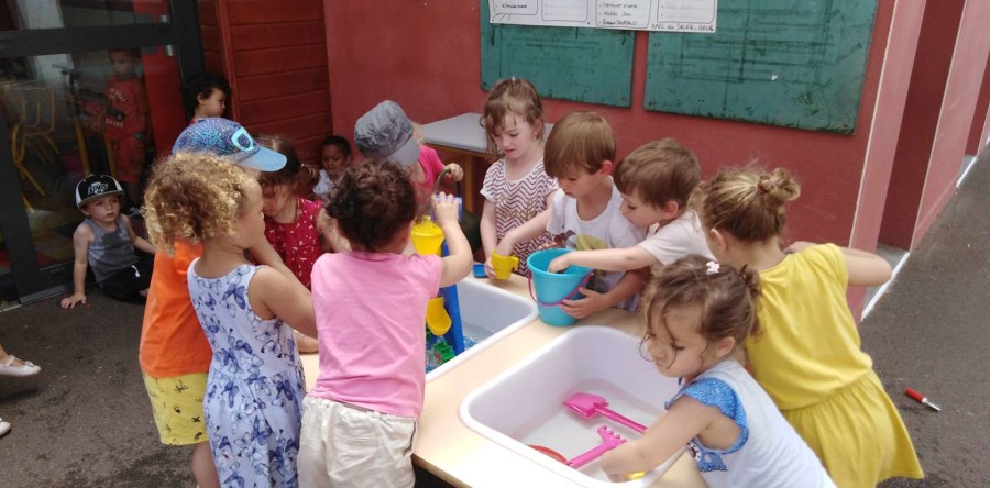 les maternelles et les jeux avec l’eau