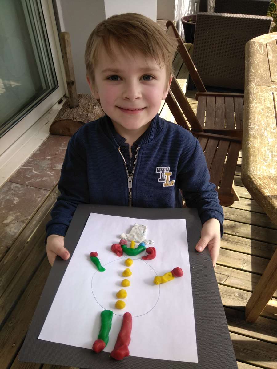Le bonhomme de neige décoré en pâte à modeler